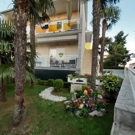 Dino Apartment Selce